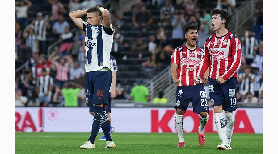 Reacción tardía evita humillación; Chivas vence 3-2 a Rayados 12 rayadoS 11AAL