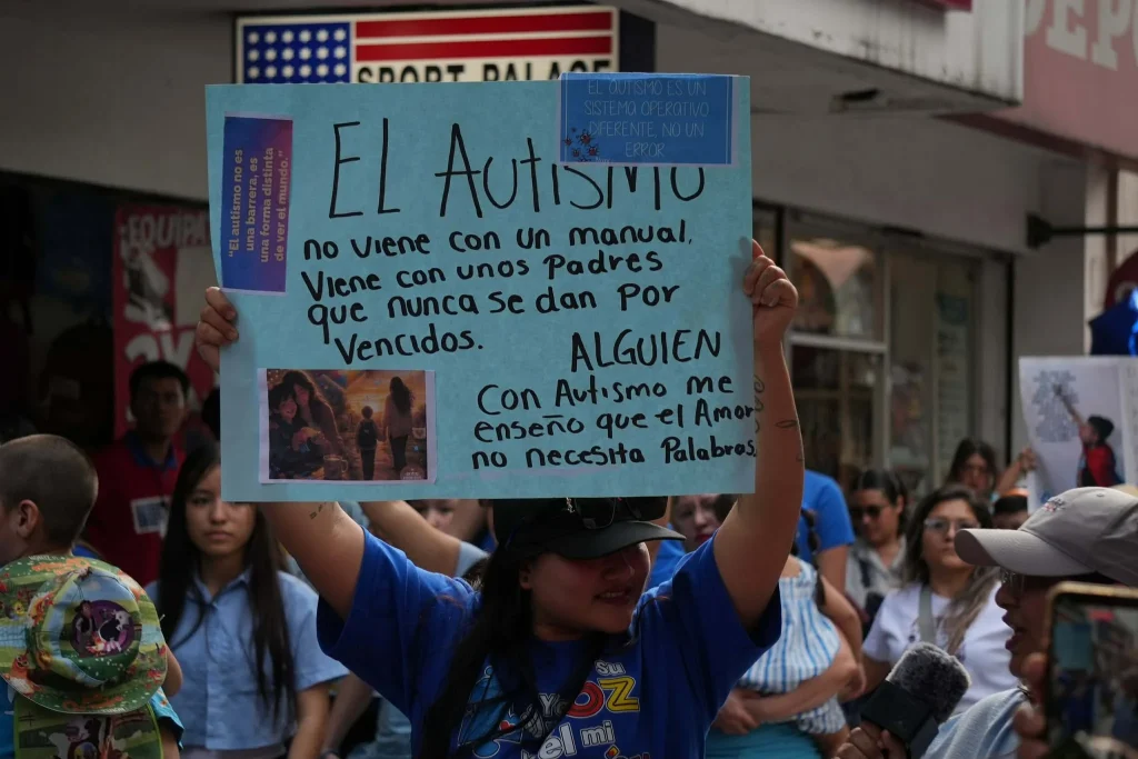 Realizan caminata por el autismo en el centro de Monterrey 1 656717552 1313774764005959 5575174820166268248 n
