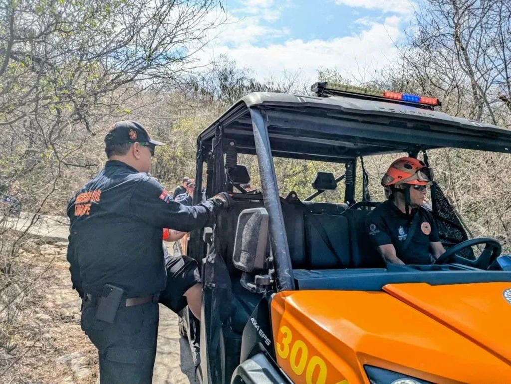 Rescatan a menor deshidratado en Cerro de la Silla 2 656916115 804130455614119 99981046378619310 n