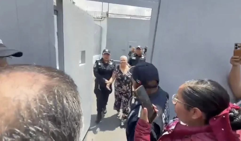Doña Carlota sale del penal de Chalco 1 659935358 1486747382812990 1721953642381514782 n