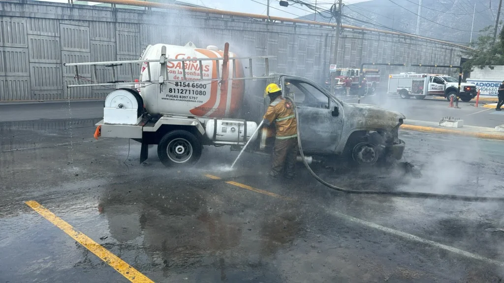 Brigadista de Protección Civil Escobedo arriesga su vida y sofoca incendio de pipa de gas 1 661471101 950584964024987 414679876423370563 n