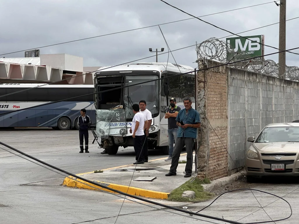 Dormita chofer al volante causando daños materiales 2 662340168 2171569070335657 7743260132812394406 n