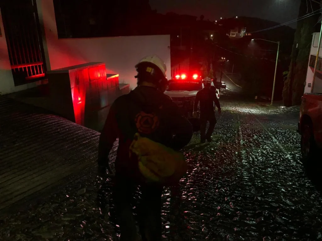 Rescatan a tres jóvenes extraviados en Cerro de la Silla 1 663823582 1459090485568793 2173109333695064661 n