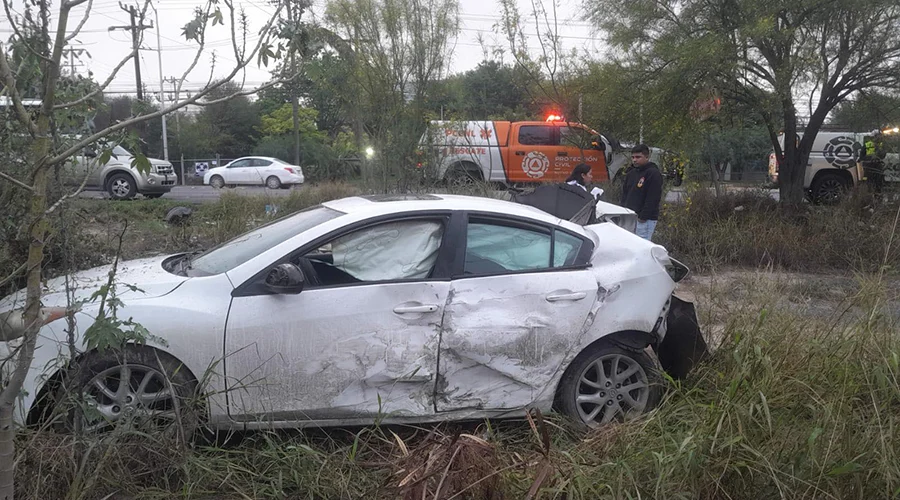Vuelca automóvil en la carretera a García 1 664964650 819978027274454 1166948550732776704 n