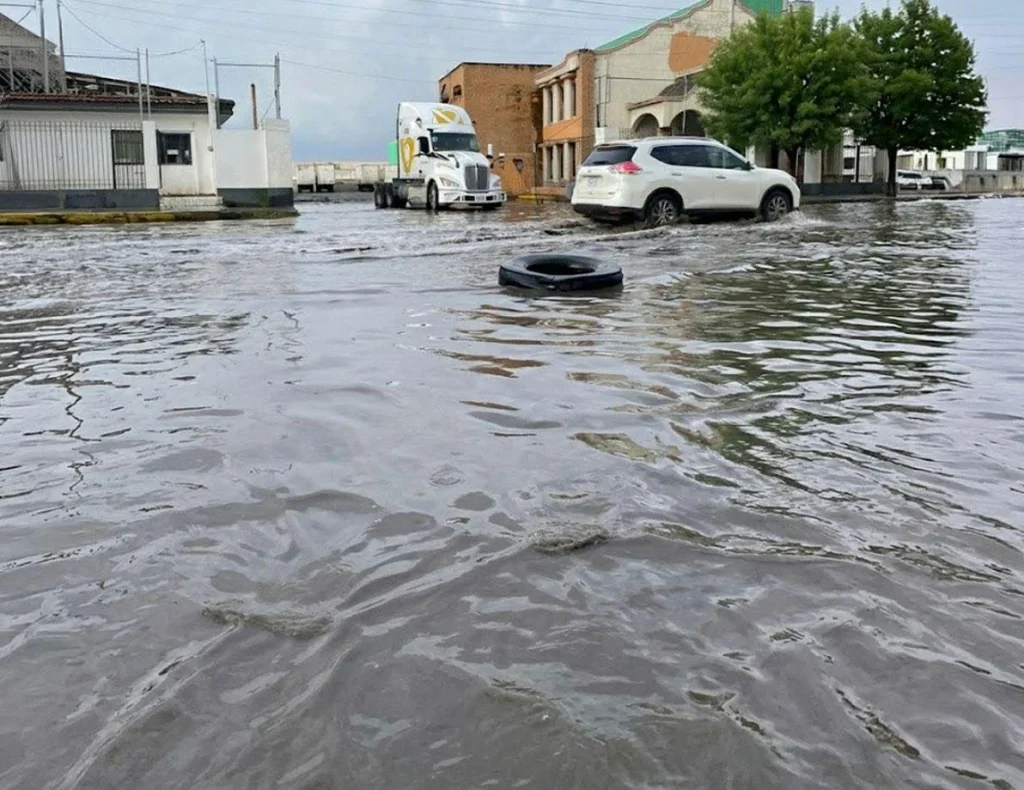 Inundación provoca vehículos varados en avenida Los Ángeles 2 665943435 1262926318804326 3282523831898893788 n