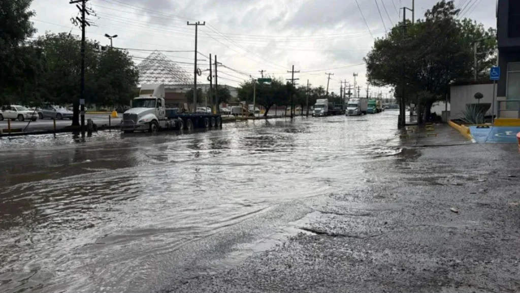 Inundación provoca vehículos varados en avenida Los Ángeles 3 666681992 1940254206679961 5034592545551805112 n