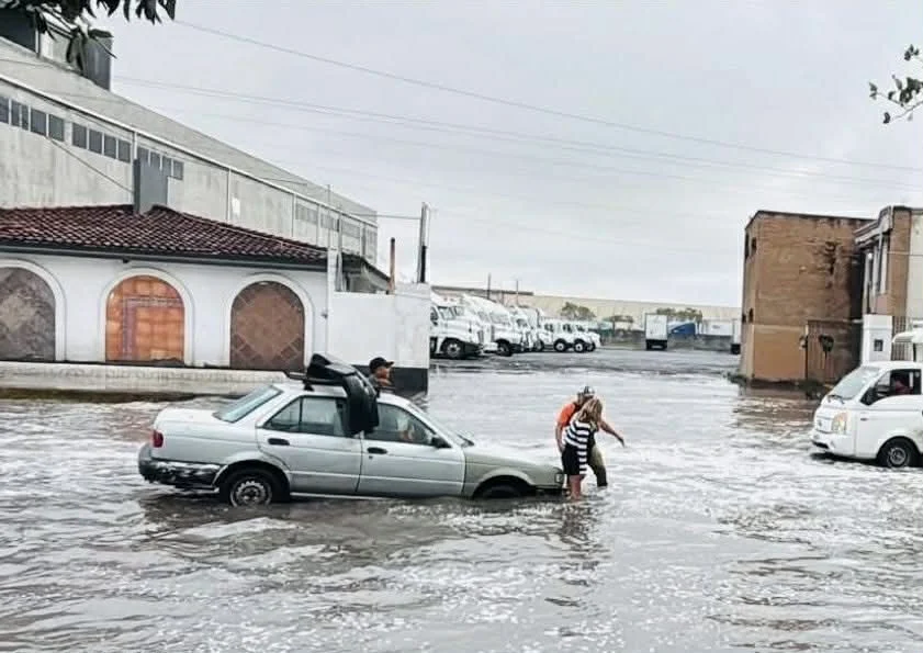 Inundación provoca vehículos varados en avenida Los Ángeles 1 667298568 1681902799923074 3502148863036397144 n