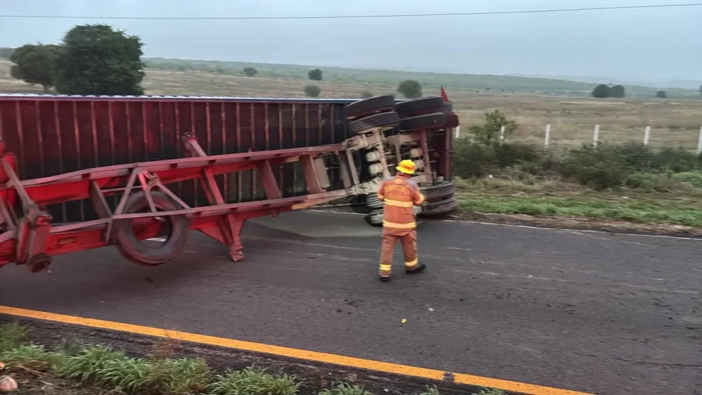 Volcadura de tractocamión obstruye la Carretera Nacional en Linares 1 670773590 769710709409541 2763282996039292797 n