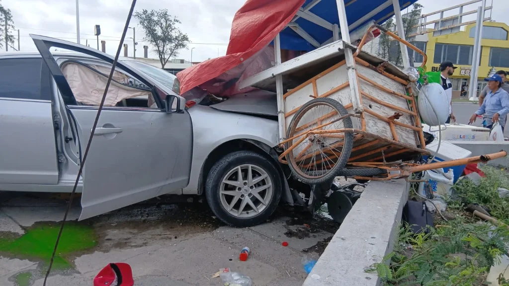Colisiona vehículo contra puesto ambulante en Reynosa 3 670832945 1480846326924118 1338246156354718588 n