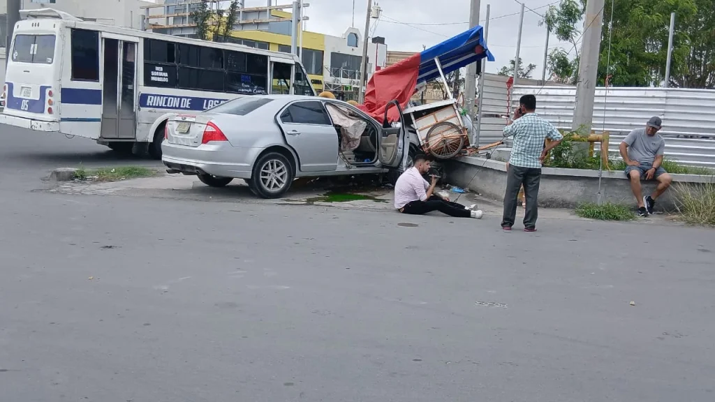 Colisiona vehículo contra puesto ambulante en Reynosa 1 671676795 1848702369128016 8637284758552512279 n