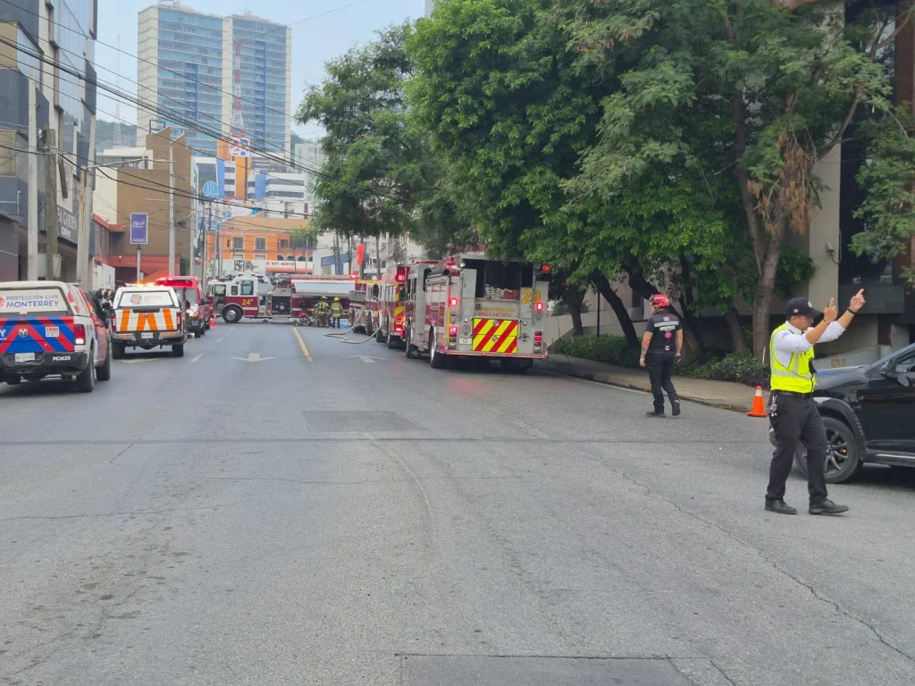 Incendio en edificio de Banregio moviliza a cuerpos de auxilio en Monterrey 1 676484192 1505735871219787 5063304064672951489 n