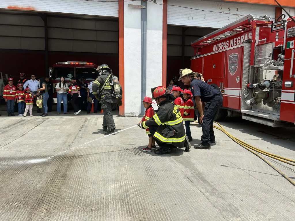 ¡Bomberos por un día! Celebran el Día del Niño en Protección Civil municipal 3 676576338 1372003588069494 5012064118375039012 n