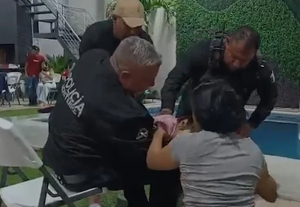 Salvan policías de Monterrey a niña de 7 años de morir ahogada 1 676669363 1679954326465048 5816474689006375723 n