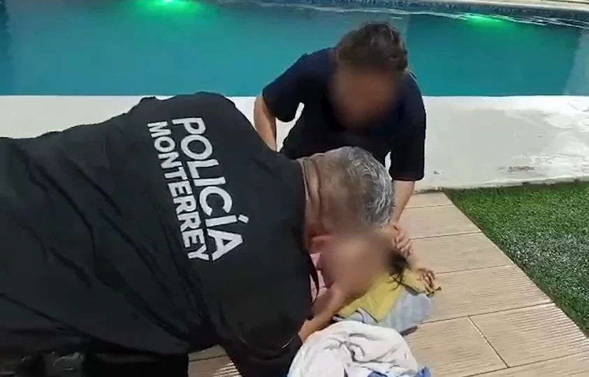 Salvan policías de Monterrey a niña de 7 años de morir ahogada 3 676995607 1152898406962594 203071609705210623 n