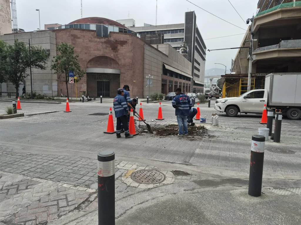 Retiran jardinera para mejorar vialidad en Monterrey 1 678520029 2771475133254749 703445906963219316 n