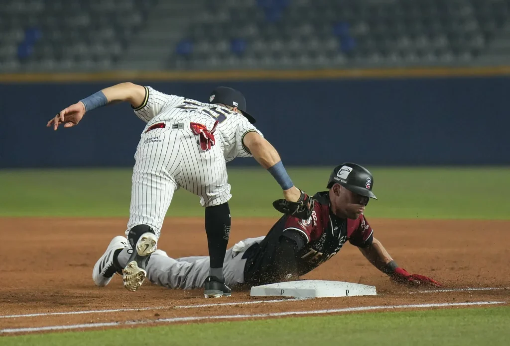 Cae Sultanes 12-4 ante Laredo en el segundo de la serie 8 679698667 2051039688960900 3088035279019609404 n