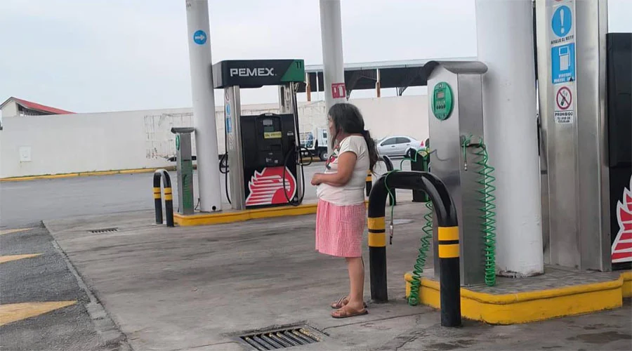 Abandonan a abuelita en gasolinera de Victoria 1 ABUE 221a