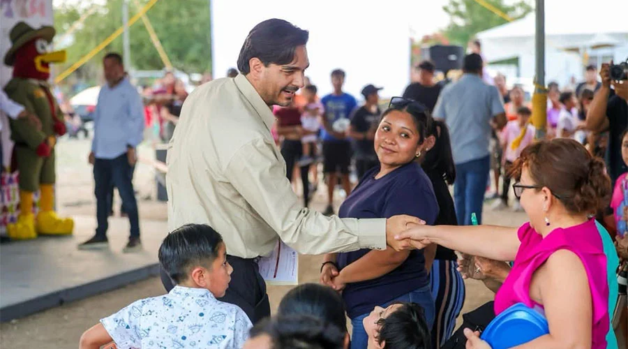 Vecinos del fraccionamiento Halcón reconocieron apoyo del alcalde Carlos Peña Ortiz 1 ALCALDE 902af