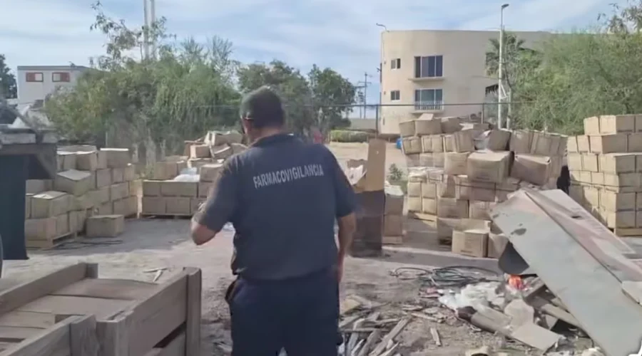 Autoridades sanitarias en Baja California Sur aseguraron en La Paz un lote de más de 800 cajas con solución para diálisis peritoneal que se encontraban abandonadas a la intemperie en un predio cer