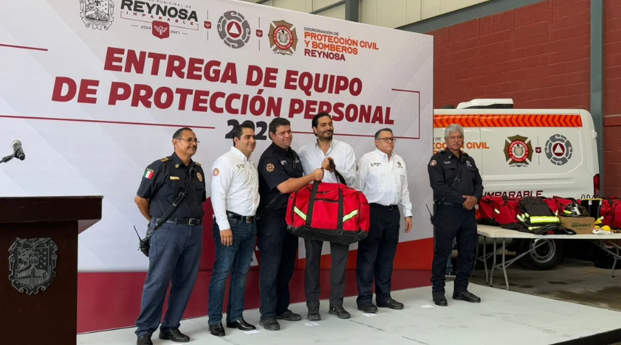 Con el objetivo de fortalecer la capacidad de respuesta ante emergencias, el Gobierno Municipal de Reynosa entregó un nuevo equipo de protección al Cuerpo Heroico de Bomberos, dotándolos de herram