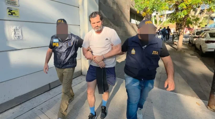 El contralmirante Fernando Farías Laguna, quien estuvo prófugo desde finales de agosto de 2025 y fue detenido el jueves pasado en Argentina, se movía libremente por las aduanas, sin tener adscripc