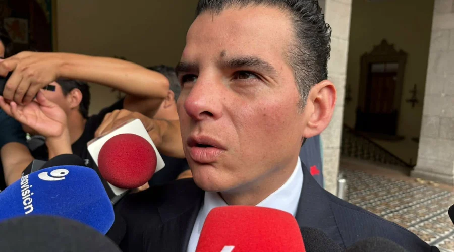 El secretario general de Gobierno en Nuevo León, Miguel Ángel Flores Serna, criticó la reapertura de carriles en el Arco de la Independencia, al considerar que se trata de una decisión política y