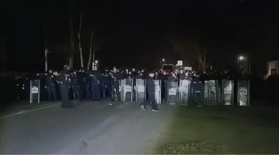 Esta madrugada, la Secretaría de Seguridad Ciudadana (SSC) desalojó con policías antimotines, gas lacrimógeno y un carro cisterna de bomberos, a decenas de campesinos que mantenían un bloqueo inde