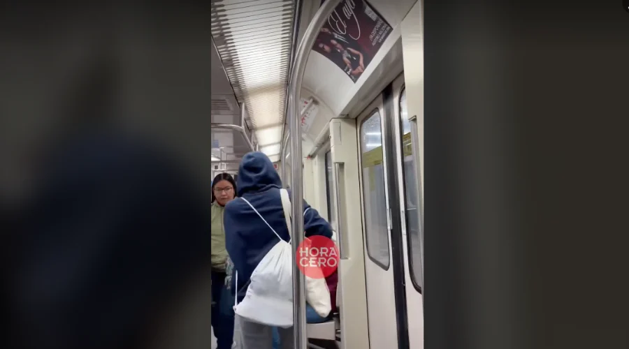 Falla puerta en vagón de mujeres de la Línea 2 del Metro Monterrey, NL.- Usuarios del Metro reportaron una falla en una de las puertas del vagón exclusivo para mujeres en un tren de la Línea 2,