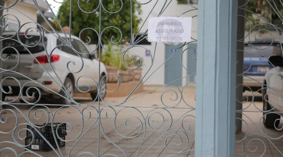 La Fiscalía General de Justicia del Estado (FGJE) de Sonora desplegó un operativo con cateos simultáneos y la emisión de alertas a nivel nacional e internacional para localizar y detener al médico