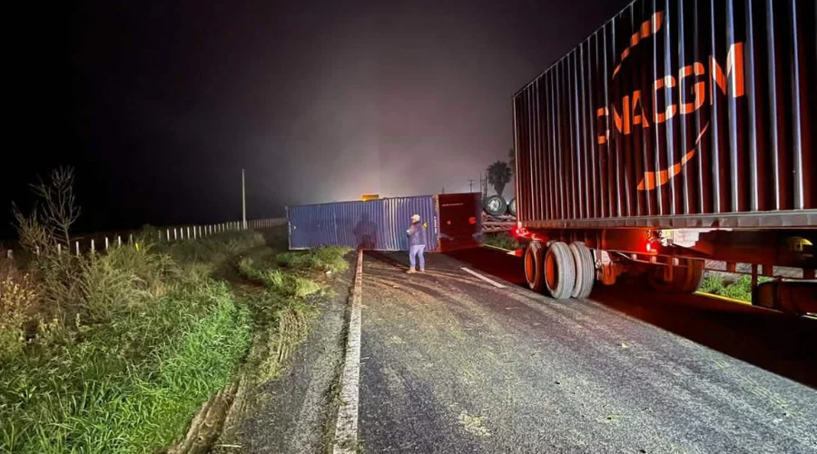 La volcadura de un tractocamión, esta mañana, provocó la obstrucción total de la Carretera Nacional a la altura del kilómetro 173, en el municipio de Linares, informó Protección Civil de Nuevo Leó