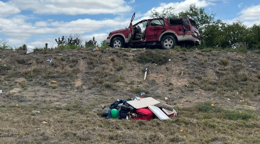 La volcadura de una camioneta, sobre la carretera Matehuala–Saltillo, en el municipio de Doctor Arroyo, enlutó a una familia, al fallecer tres hermanos, todos menores de edad, durante el martes.
