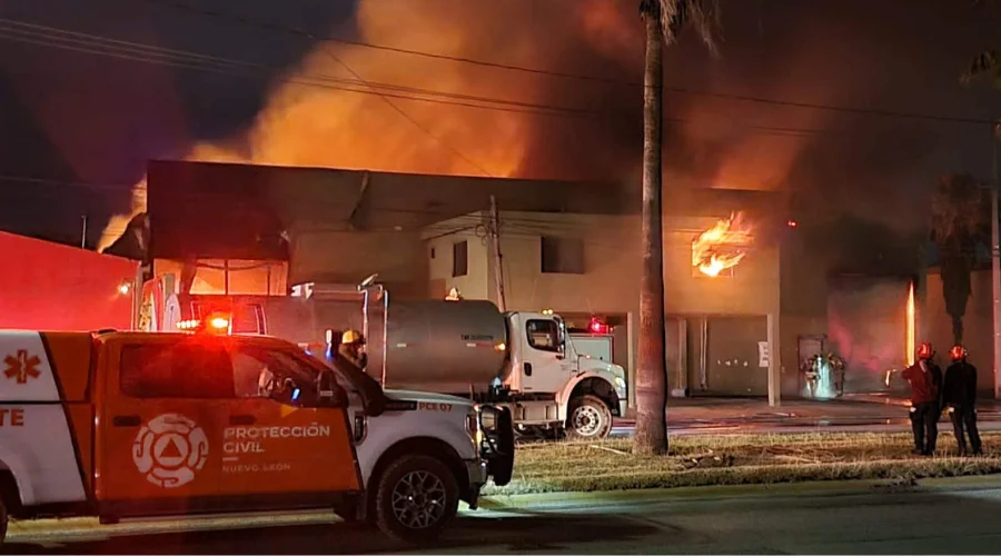 Moviliza incendio en empresa recicladora de Apodaca