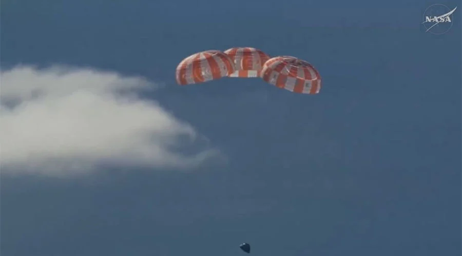 Astronautas de Artemis II regresan salvos a la Tierra 1 PArACAIDAS 2