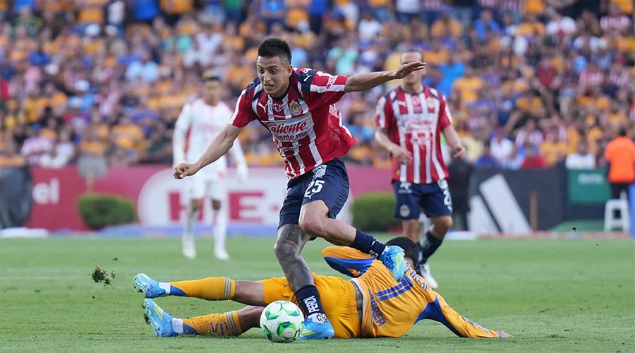 ¡Zarpazo al líder! Golea Tigres 4-1 a Chivas 8 PIOJO ALVARADO 7s