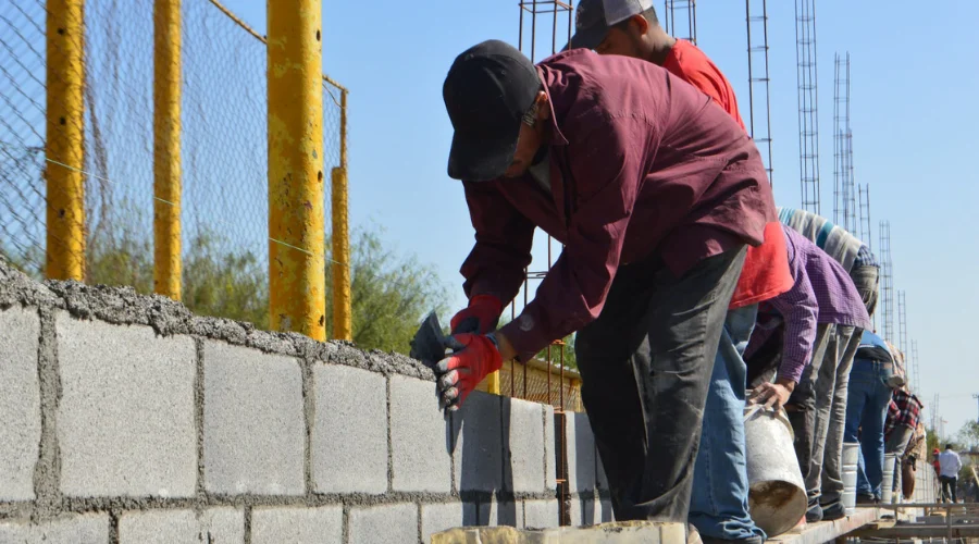 Pese a la amplia oferta laboral y el trabajo de atracción que las empresas constructoras han realizado en entidades cercanas, en Reynosa persiste el déficit de chalanes y albañiles que satisfagan