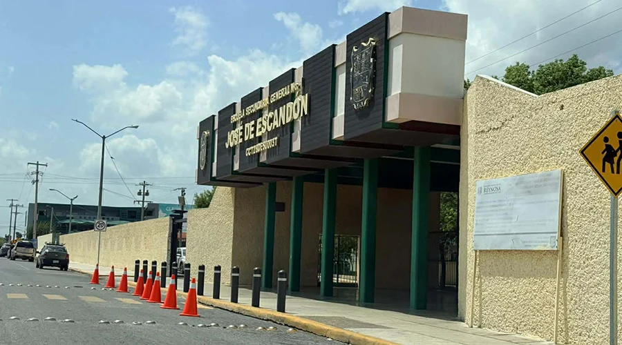 Piden revisar mochilas tras amenaza de tiroteo en secundaria de Reynosa Piden revisar mochilas tras amenaza de tiroteo en secundaria de Reynosa