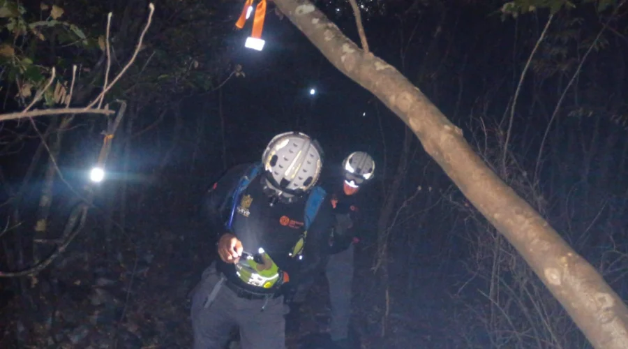 Rescatan a tres jóvenes extraviados en Cerro de la Silla
