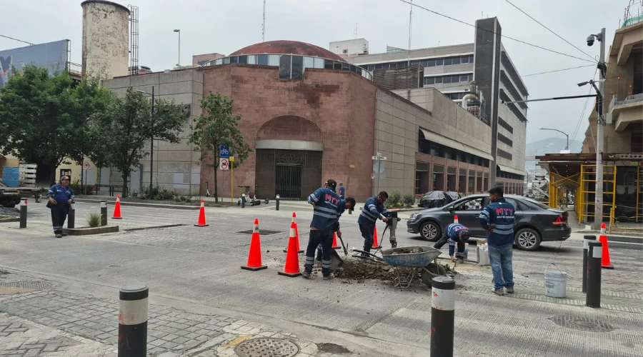 Retiran jardinera para mejorar vialidad en Monterrey