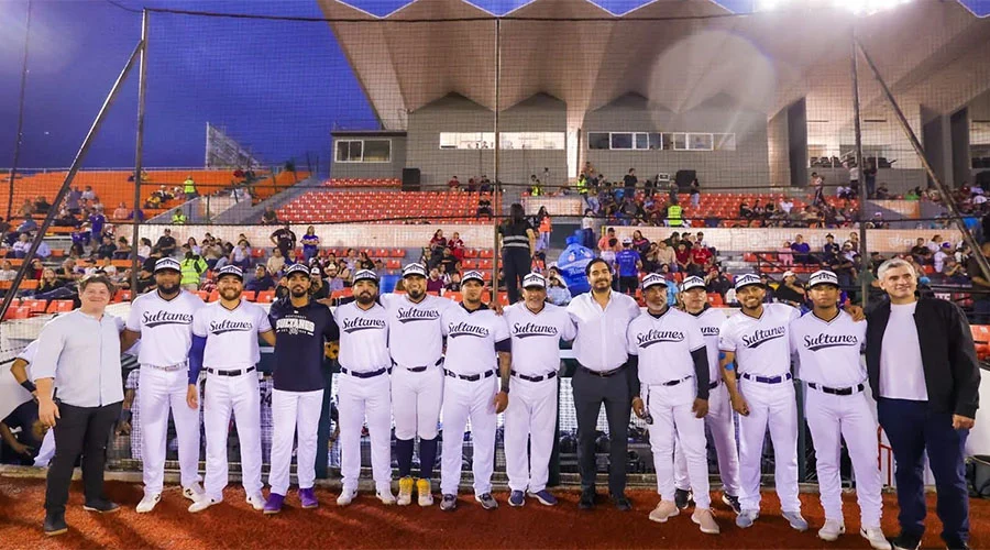 Lanza Carlos Peña Ortiz la primera bola en el parque López Mateos 1 SULTANES ALCALDE