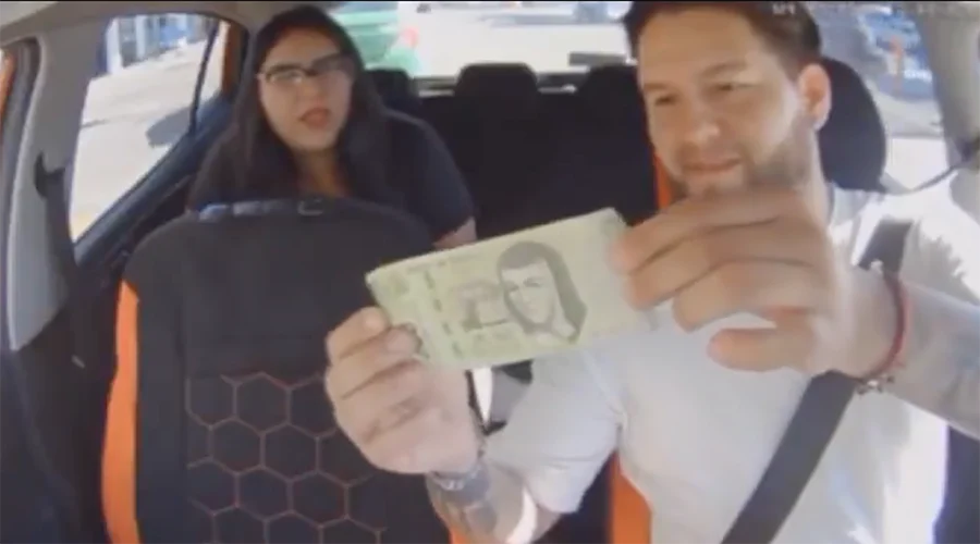 “Te voy a aplicar la Ley Valeria”; joven exige a chofer aceptar billete falso