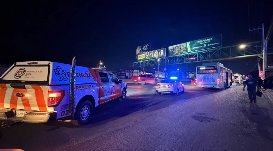 Un accidente entre dos unidades del transporte público se registró en el cruce de la avenida Benito Juárez y La Fuente, en el municipio de Guadalupe, dejando un saldo de 15 personas valoradas y tr