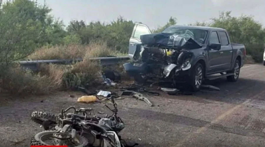 Un joven motociclista perdió la vida luego de impactarse contra la camioneta donde viajaba el ex gobernador de Nuevo León, Jaime Rodríguez Calderón ‘El Bronco’.