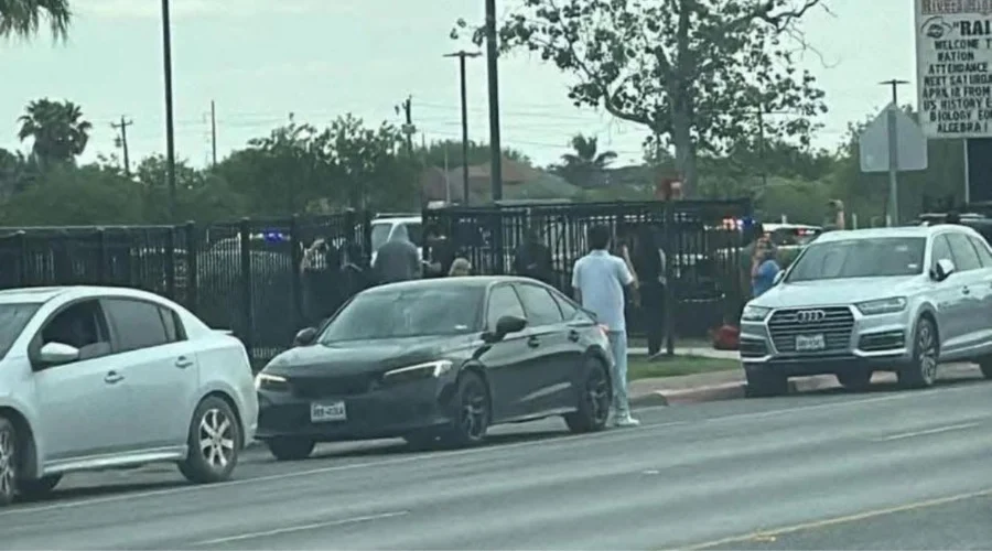 Una intensa movilización de seguridad se registró este día en la Rivera Early College High School de Brownsville, Texas, luego de que autoridades fueran alertadas sobre la presunta presencia de un
