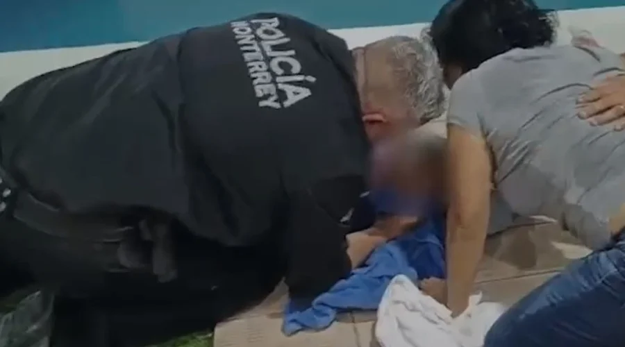 Una vez más elementos de la Policía de Monterrey se convirtieron en ángeles guardianes al auxiliar a una niña de 7 años de edad que estuvo a punto de morir ahogada cuando se encontraba al interior