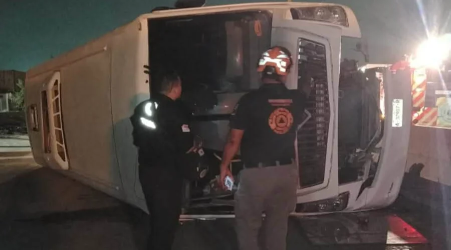 Vuelca camión de personal; hay 18 lesionados en Escobedo