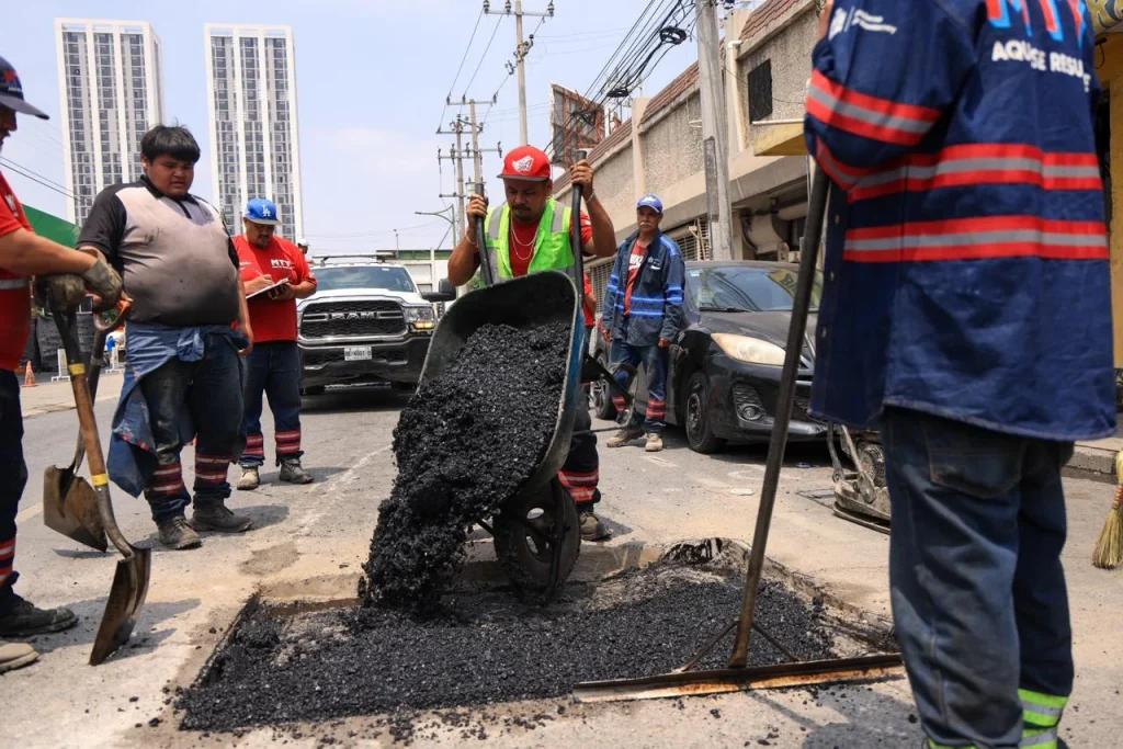 Concluyen hoy operativo intensivo de bacheo en el centro de Monterrey 1 WhatsApp Image 2026 04 16 at 4.44.03 PM
