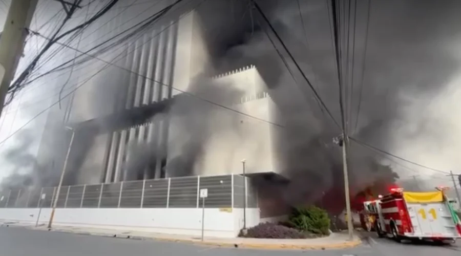 incendio-en-edificio-de-banregio-moviliza-a-cuerpos-de-auxilio-en-monterrey