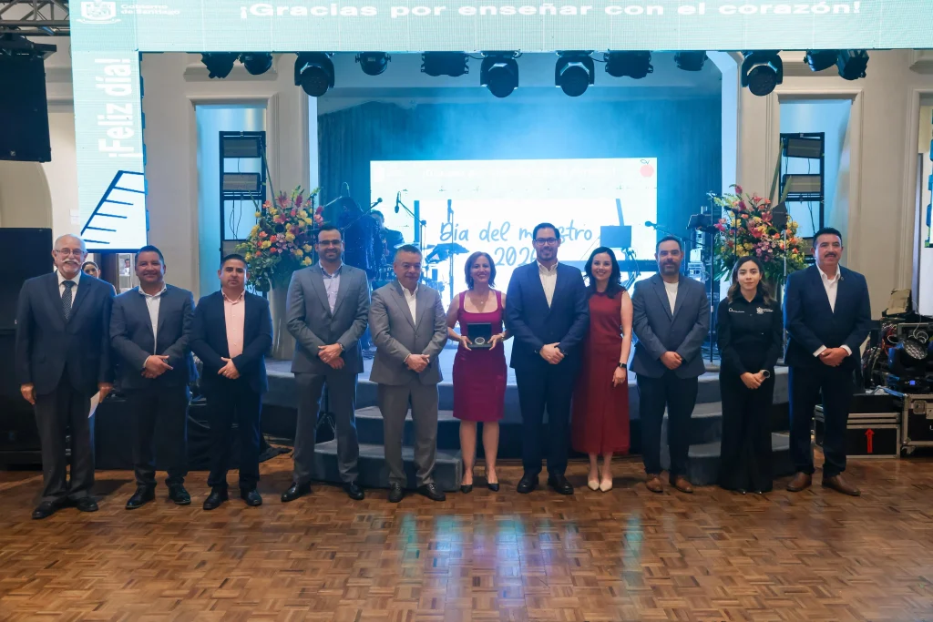 Distingue David de la Peña a maestros con medalla 'Profesora Julia Garza Almaguer' 7 1758b77c 234e 40ae b5e8 094faf0d268d