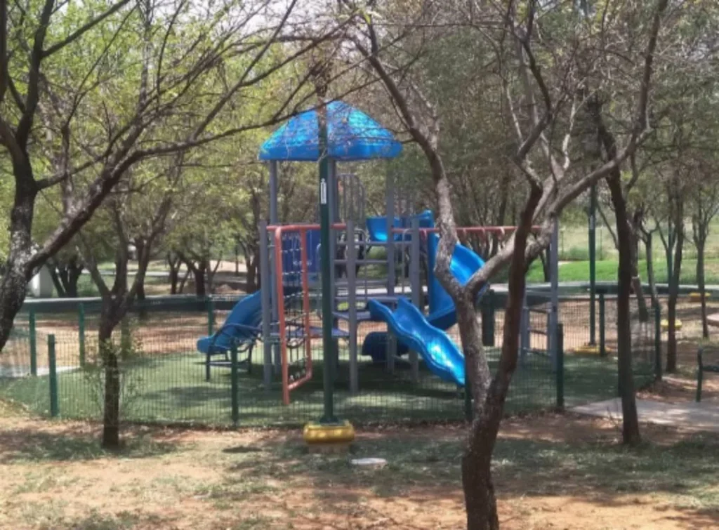 Niña se salva de morir en parque de Monterrey 1 669017337 1678668776487517 7496711768530992256 n