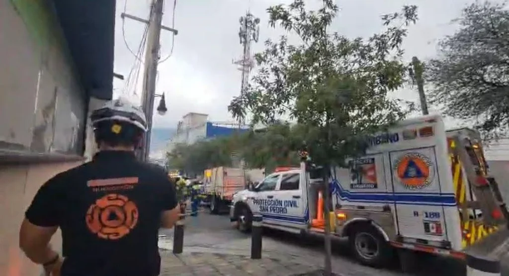 Incendio en veterinaria moviliza a cuerpos de auxilio en San Pedro 1 683827994 1729182201399966 4668554741695341394 n